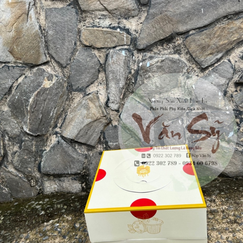 Hộp Bánh Kem Cao 18cm mã Vàng Tim - L2