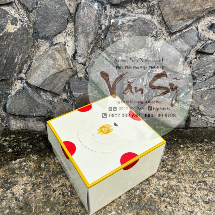 Hộp Bánh Kem Cao 18cm mã Vàng Tim - L2